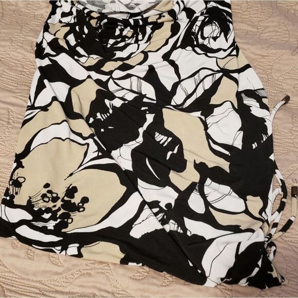 Flowers silky short sleeve blouse with side‎ tie accent. Size Large - Picture 5 of 6